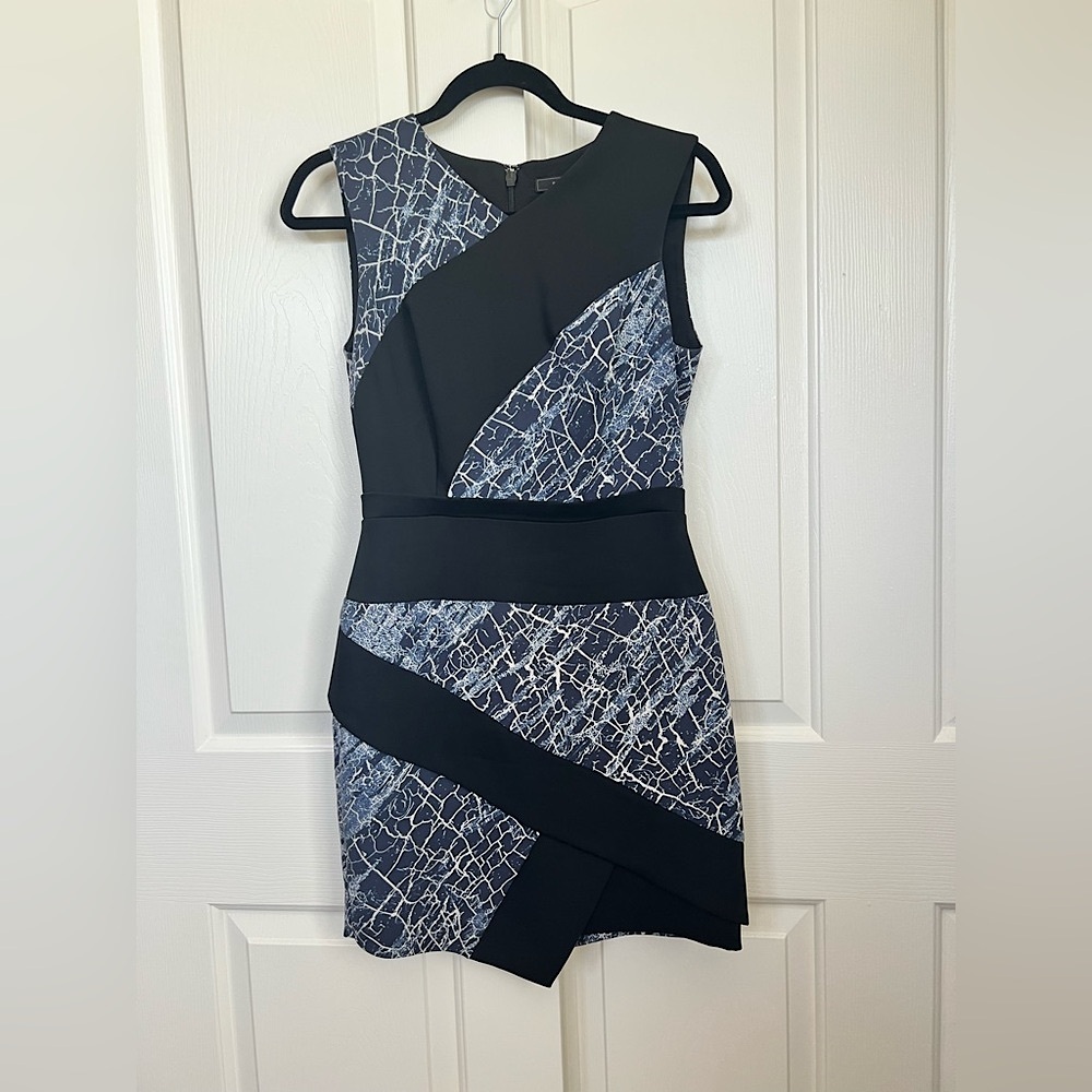 BcbgMaxAzria . beautiful mini dress, fully lined. Back zipper.